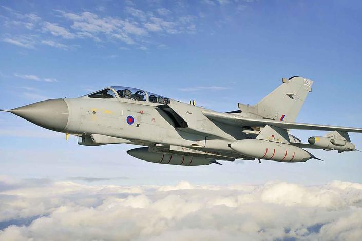 مقاتلة Eurofighter typhoon وتبدو في الصوره مجهزه بردار ECRS.MK 0 