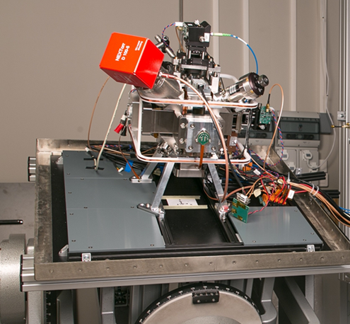    On each of the three measurement axes, a mechanical accelerometer is fixed on the reference mirror of the atom interferometer, forming the classical/quantum hybridization which allows a continuous bias-free measurement of the acceleration. The three components allow to measure the vector “acceleration” along an arbitrary direction. The sensor is fixed on a rotating platform allowing the demonstration of the measurement for different angles. © iXAtom