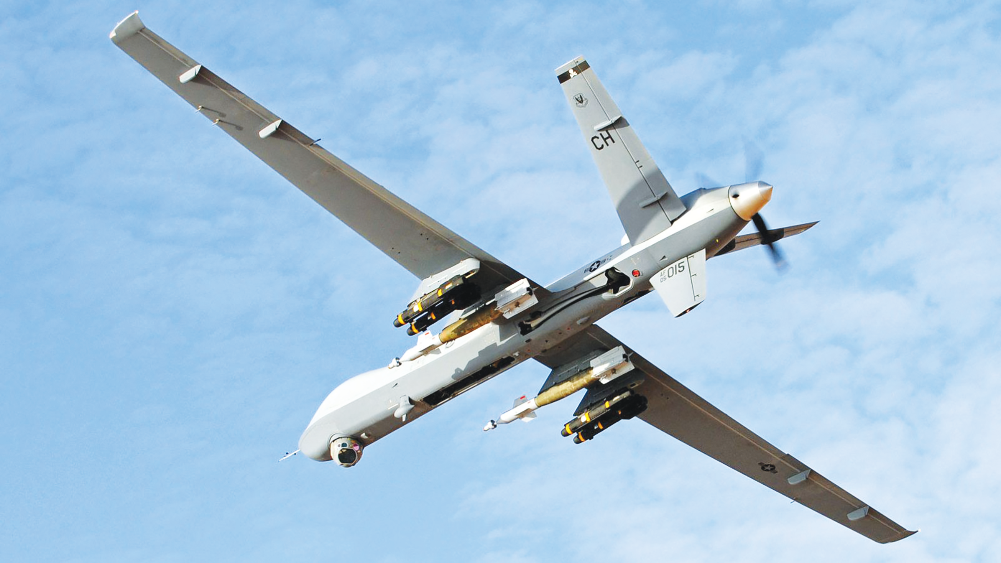 الطائرة غير الآهلة MQ-9Reaper مسلحة بصواريخ جو-أرض من نوع AGM-114 Hellfire والقنابل الموجهة ليزرياً GBU-12 Paveway II. الصورة: GA-ASI