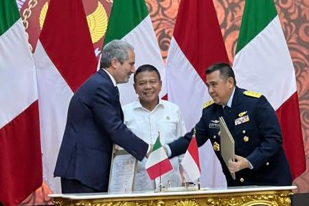 Pierroberto Folgiero, CEO and Managing Director of Fincantieri, and the Indonesian Ministry of Defence, in the presence of Dario Deste, General Manager of the Naval Vessels Division
