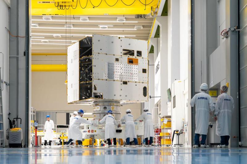 بدأ الإنتاج الكامل للأقمار الصناعية الستة من الجيل الثاني لجاليليو (G2) في موقع إيرباص في فريدريشهافن بألمانيا، مع وصول أول هيكل لنموذج رحلة القمر الصناعي من شركة Beyond Gravity في زيورخ
