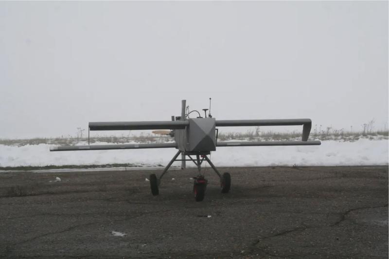 تحظى مسيراتAQ 400 Kosa UAV، التي تم تطويرها محلياً في أوكرانيا، بمدى كافٍ للوصول إلى موسكو بحمولة 32 كلغ، أو مسافات أقصر بحمولة 65 كلغ