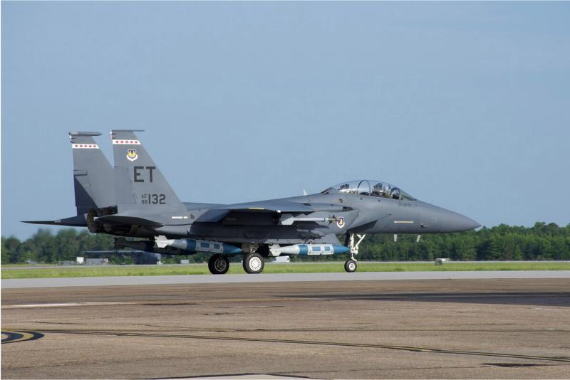 مقاتلة F-15E Strike Eagle مجهزة بِـ «ذخيرة هجوم مباشر مشتركة» GBU-31 (JDAM)