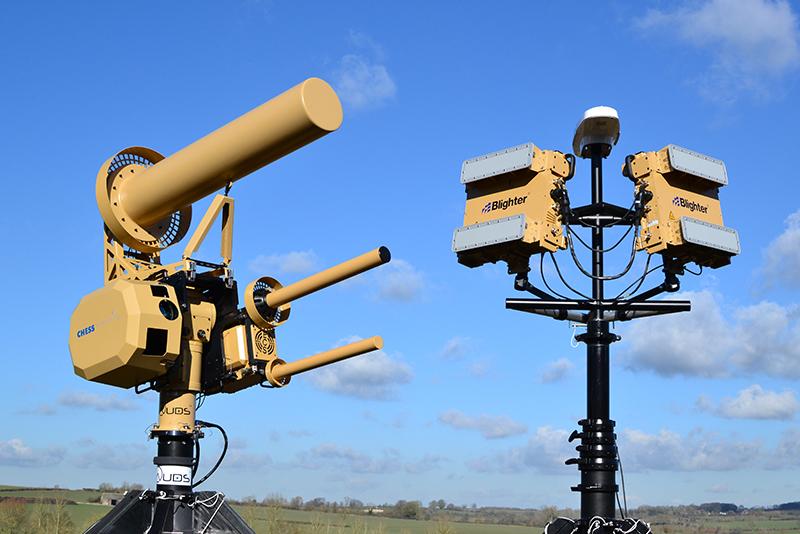 تم تصميم نظام الدفاع المضاد للطائرات من دون طيار (AUDS) لتعطيل وتحييد العربات الجوية من دون طيار (UAVs) المشاركة في المراقبة الجوية المعادية والأنشطة الضارة المحتملة. يجمع AUDS بين الكشف عن الأهداف الرادارية بالمسح الإلكتروني والتتبع/التصنيف الكهروضوئي (EO) وقدرة تثبيت الترددات اللاسلكية الاتجاهية. الصورة: Blighter