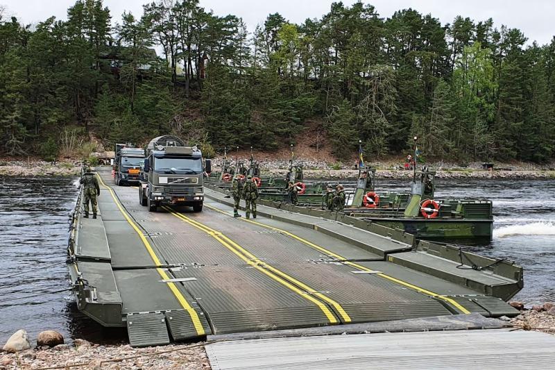 يُستخدم نظام IRB، صنع شركة GDELS، بصفته خليفة لنظام الجسر المعلّق الواسع الانتشار Ribbon Bridge System (RBS)، من قِبل الولايات المتحدة، وألمانيا، والسويد، وهولندا، وأستراليا، والعراق والبرازيل