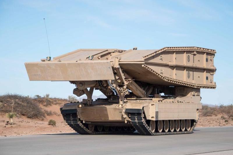 «نظام الجسر الهجومي المشترك» M1074 (JAB)، هو كنظام AVLB يستند إلى دبابة القتال الرئيسية Abrams M1 MBT